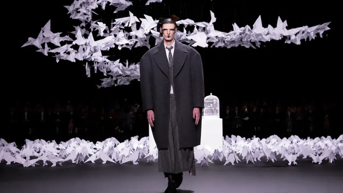 Pour le printemps 2027, Thom Browne apporte la rigueur de son gris anthracite à Milan