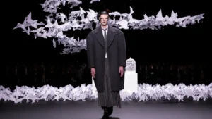 Pour le printemps 2027, Thom Browne apporte la rigueur de son gris anthracite à Milan