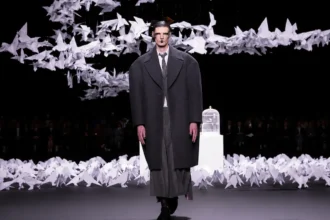 Pour le printemps 2027, Thom Browne apporte la rigueur de son gris anthracite à Milan