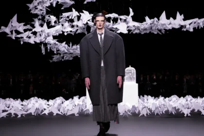 Pour le printemps 2027, Thom Browne apporte la rigueur de son gris anthracite à Milan