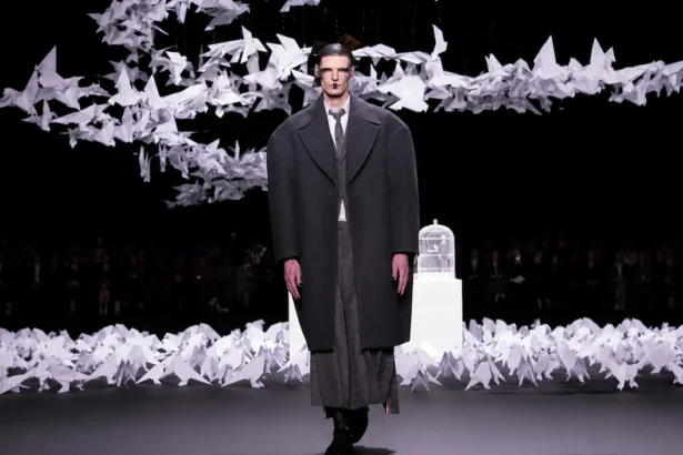 Pour le printemps 2027, Thom Browne apporte la rigueur de son gris anthracite à Milan