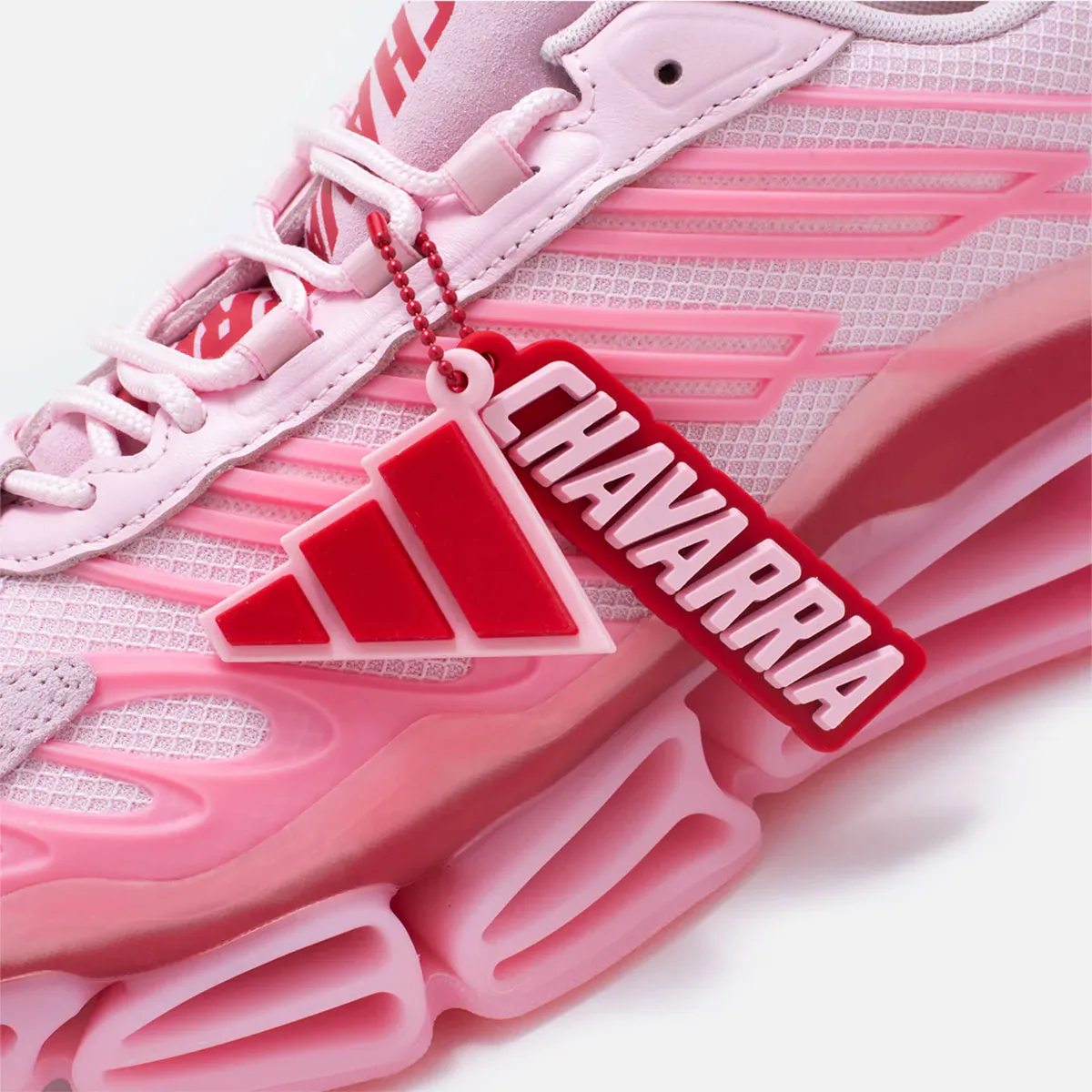 Willy Chavarria revisite l’adidas Megaride AG avec une version « Powder Red » au caractère affirmé