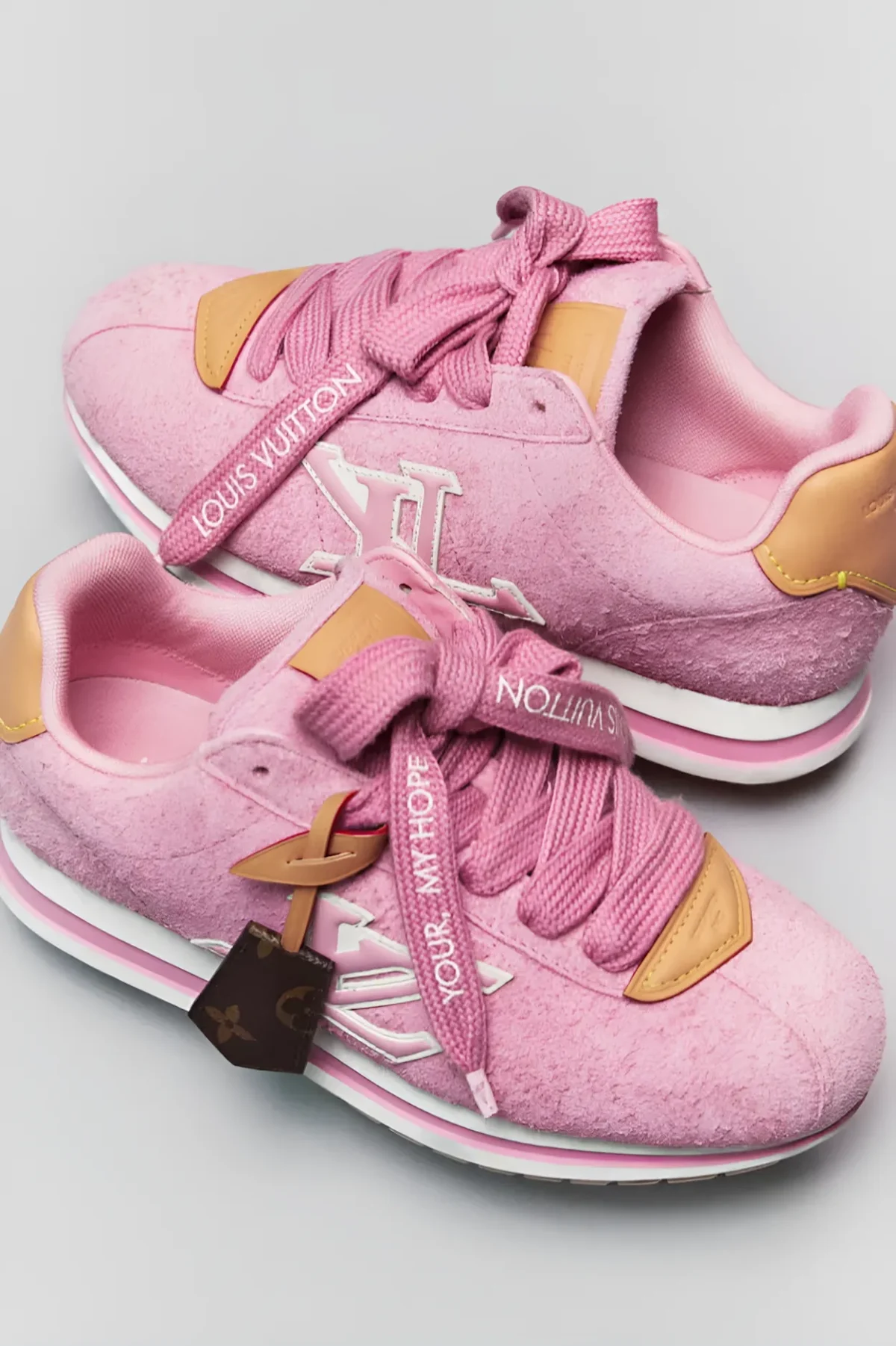 J-Hope signe la sneaker Louis Vuitton LV Buttersoft la plus désirable du moment