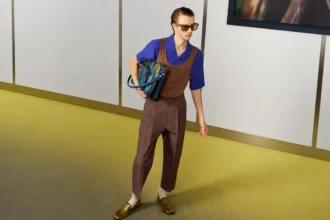 Acne Studios réinvente le vestiaire de bureau pour le printemps 2027 avec une élégante irrévérence