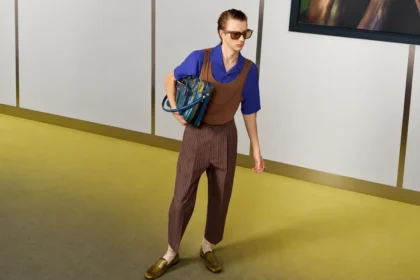 Acne Studios réinvente le vestiaire de bureau pour le printemps 2027 avec une élégante irrévérence