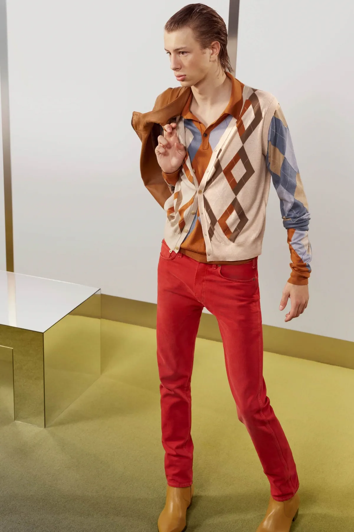 Acne Studios réinvente le vestiaire de bureau pour le printemps 2027 avec une élégante irrévérence