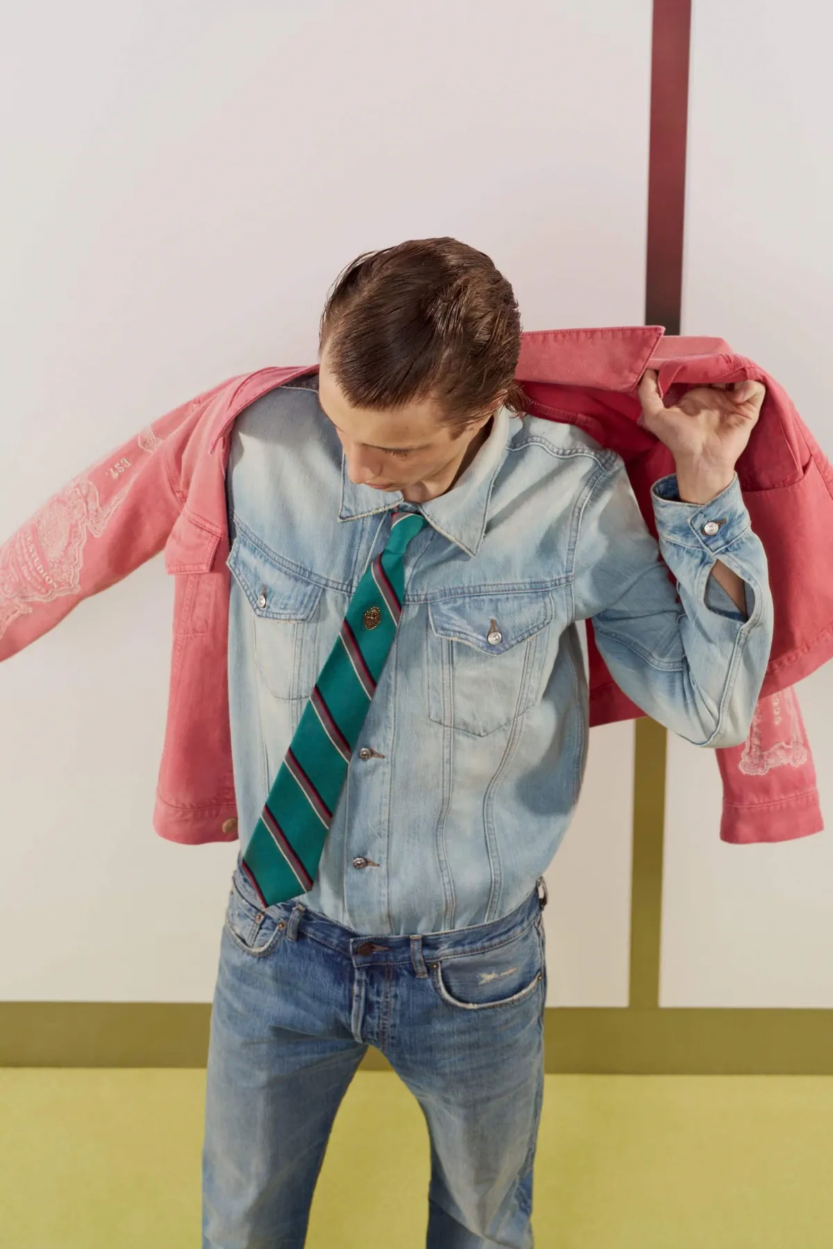 Acne Studios réinvente le vestiaire de bureau pour le printemps 2027 avec une élégante irrévérence