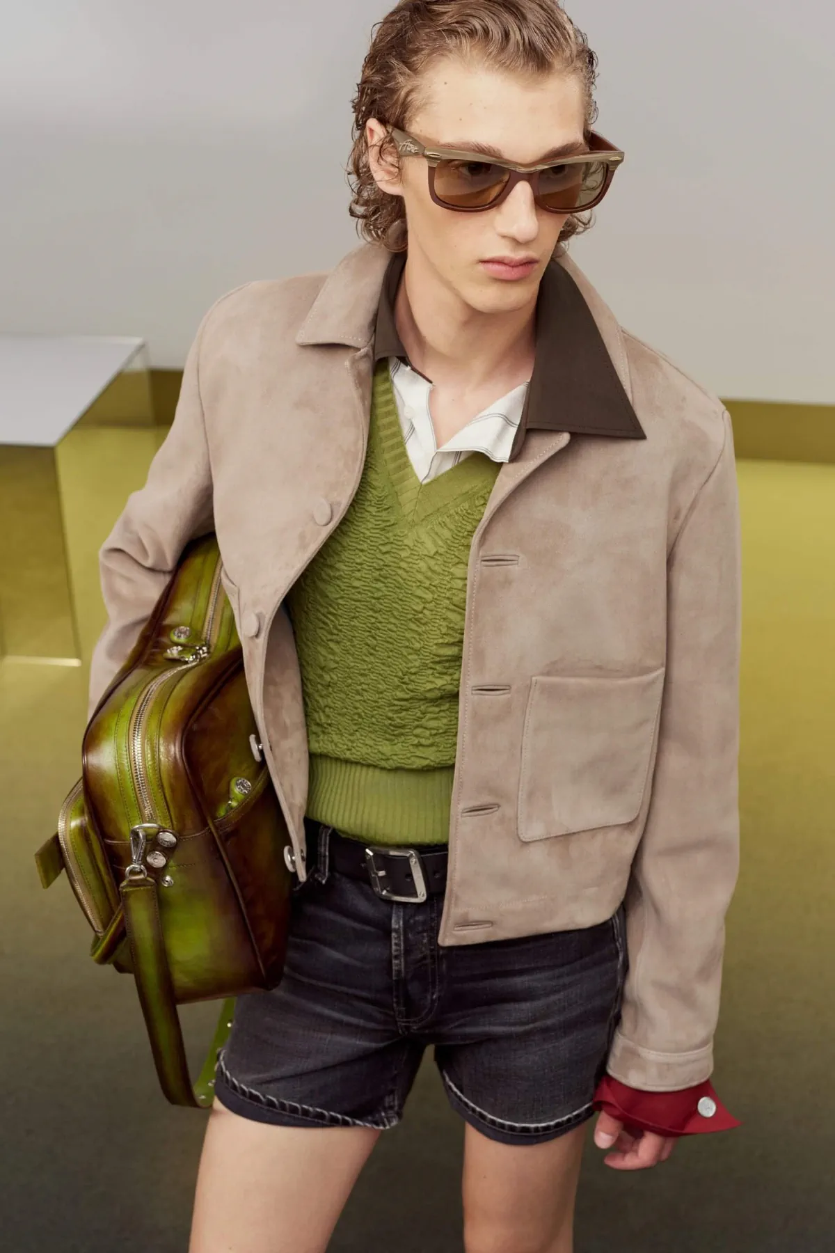 Acne Studios réinvente le vestiaire de bureau pour le printemps 2027 avec une élégante irrévérence
