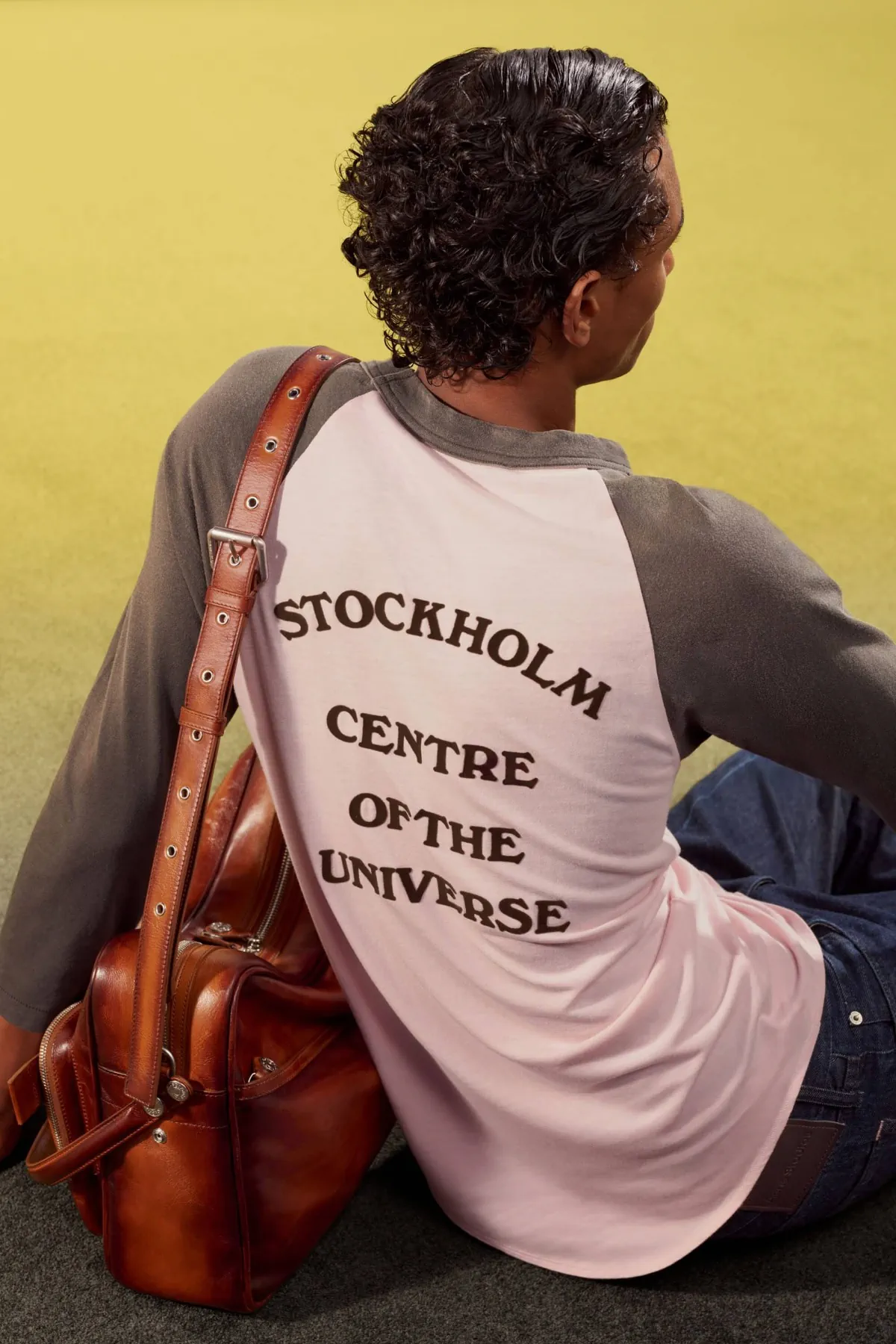 Acne Studios réinvente le vestiaire de bureau pour le printemps 2027 avec une élégante irrévérence