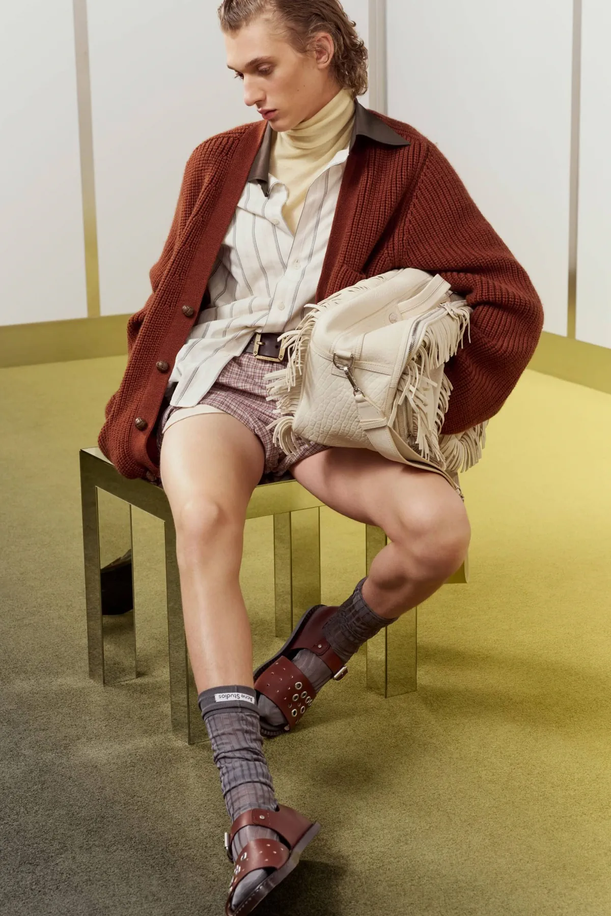 Acne Studios réinvente le vestiaire de bureau pour le printemps 2027 avec une élégante irrévérence