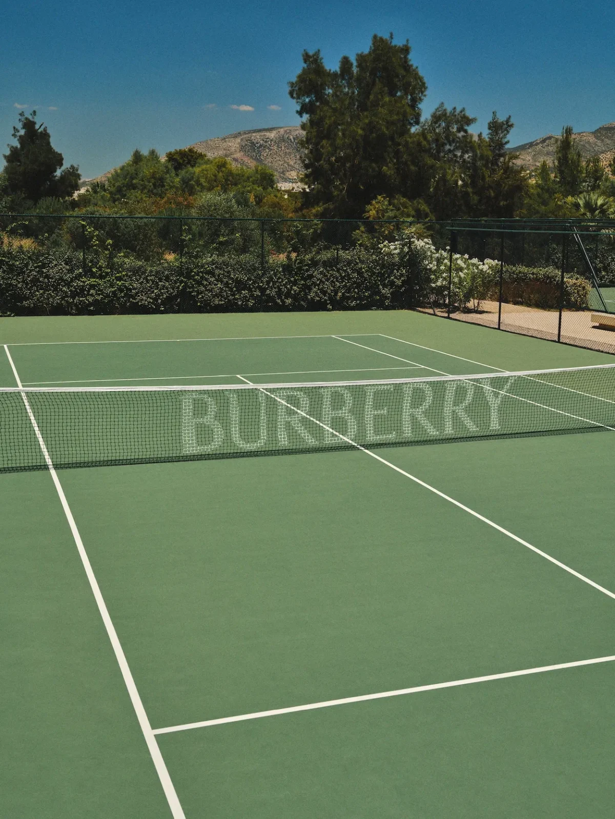 Burberry x OneOnly Aesthesis 2 Burberry s'installe pour l'été à One&Only Aesthesis et l'élégance britannique s'empare de la Riviera athénienne
