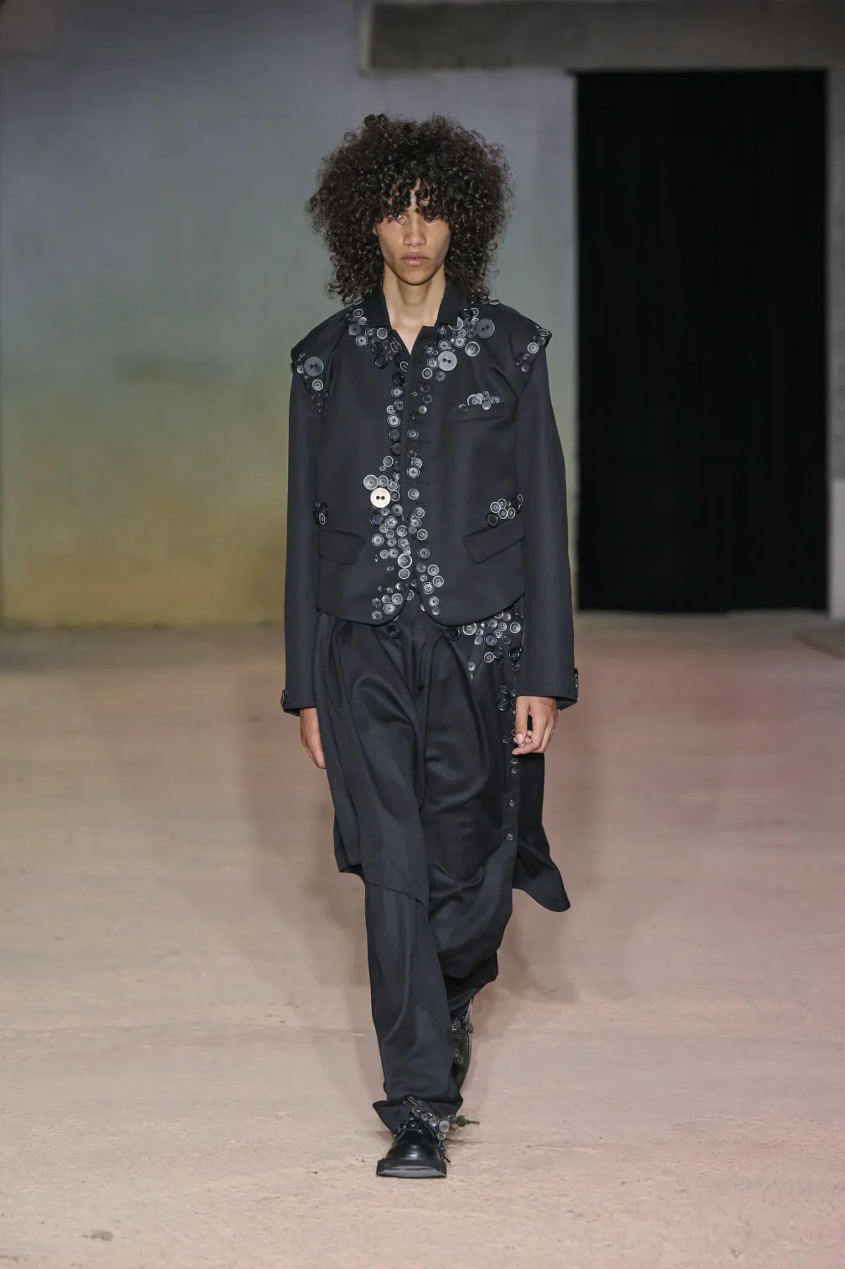 DSM Kei Ninomiya réinvente le punk en manifeste couture pour le printemps 2027