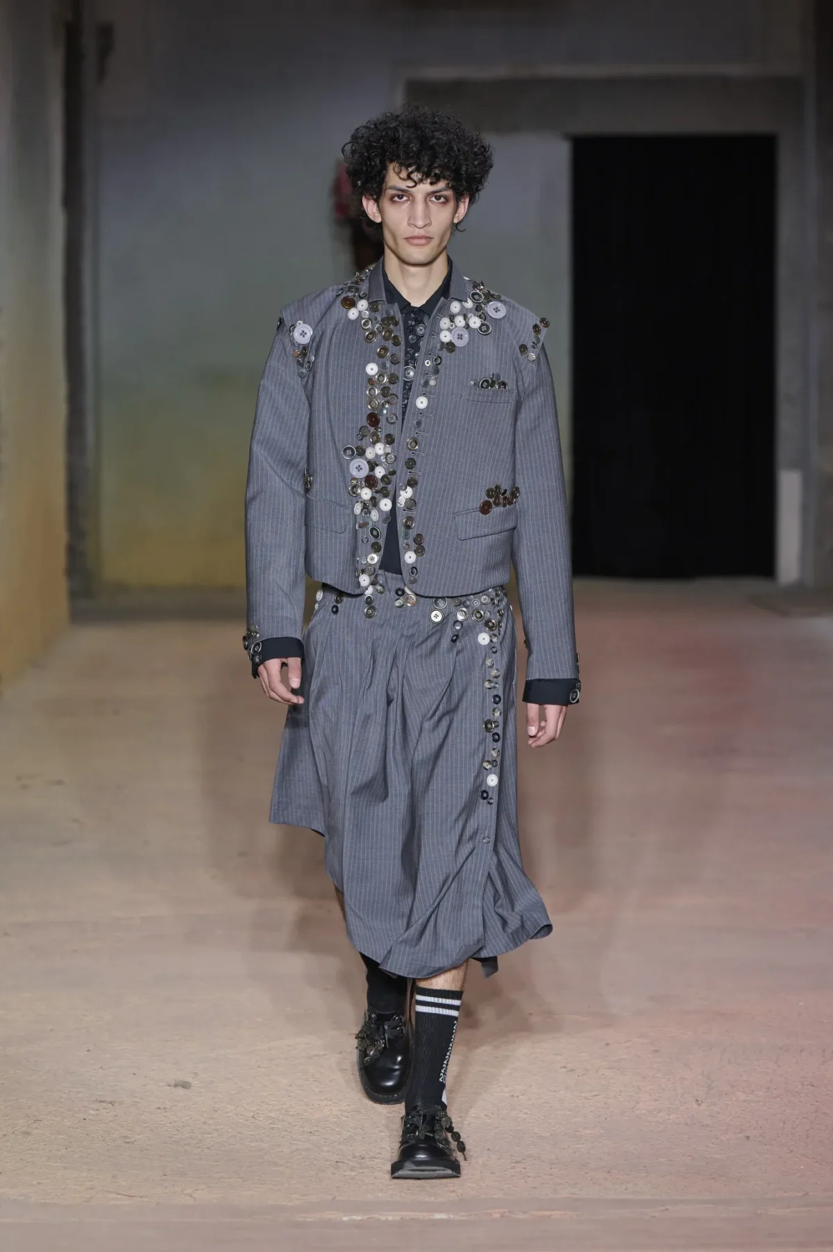 DSM Kei Ninomiya réinvente le punk en manifeste couture pour le printemps 2027