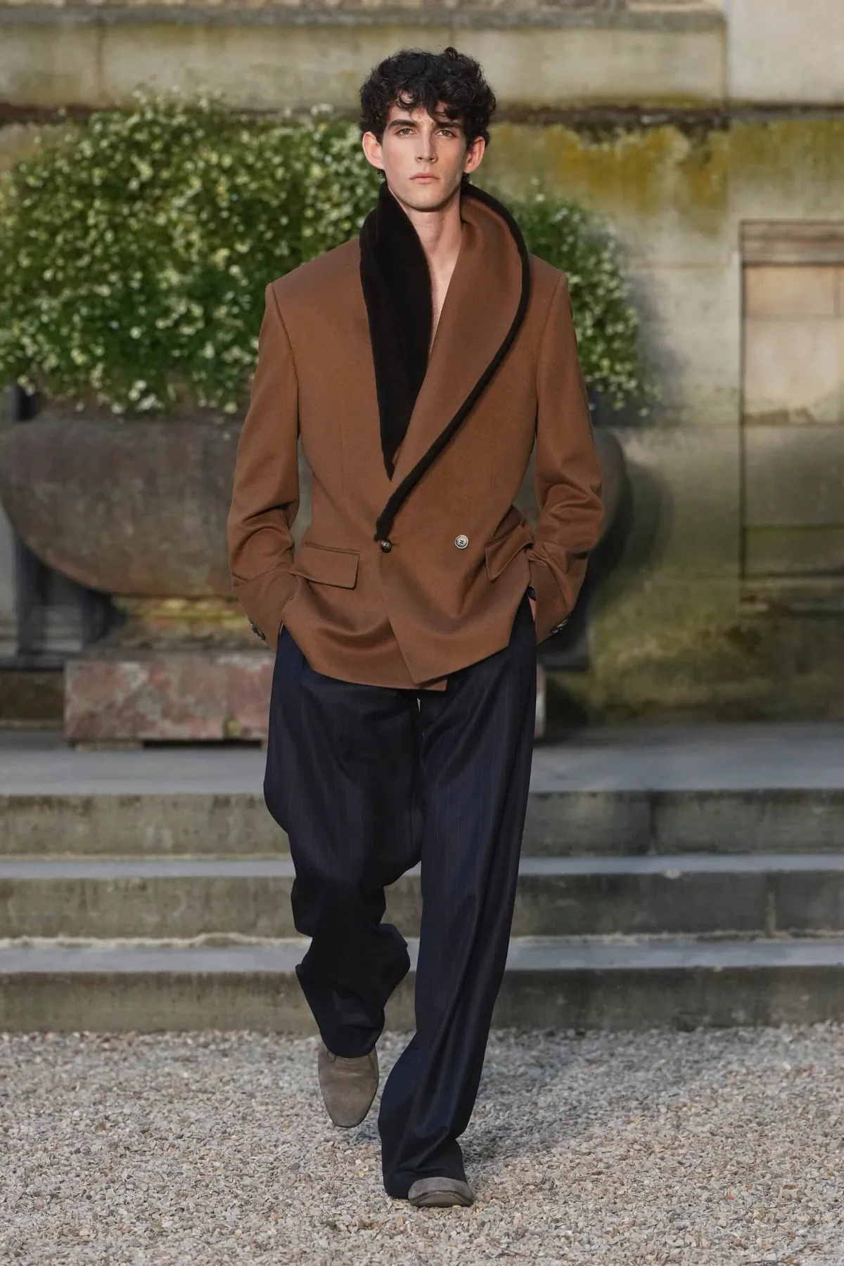 Dior Men printemps 2027, Jonathan Anderson redessine la masculinité avec une élégance libre