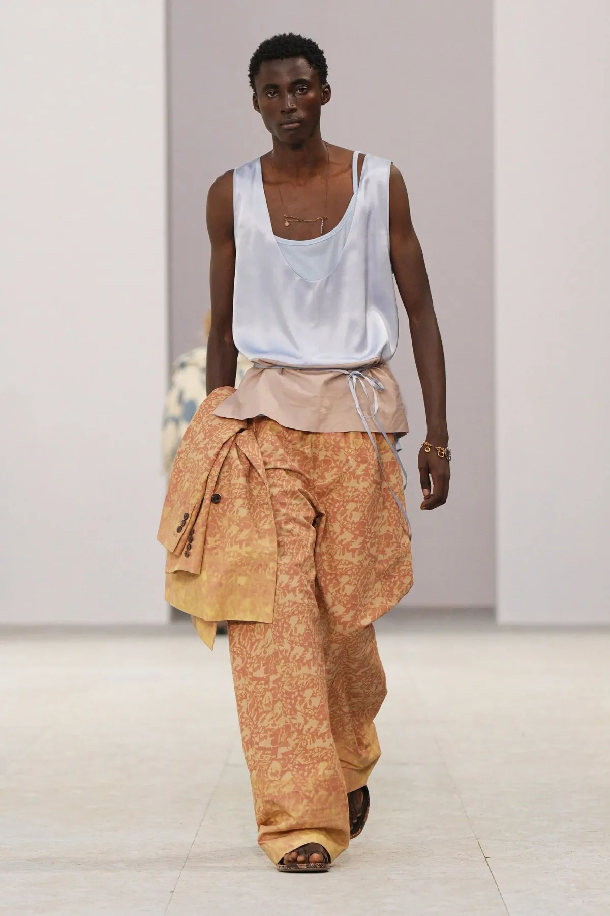 Dries Van Noten au printemps 2027, Julian Klausner signe la grâce en mouvement