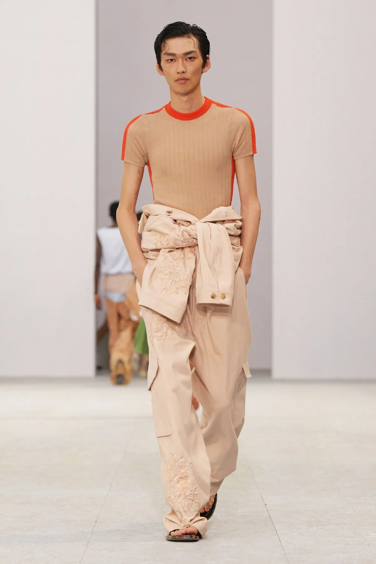 Dries Van Noten au printemps 2027, Julian Klausner signe la grâce en mouvement
