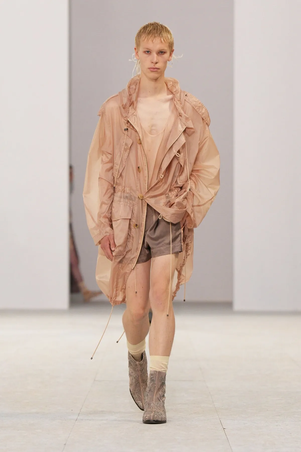Dries Van Noten au printemps 2027, Julian Klausner signe la grâce en mouvement