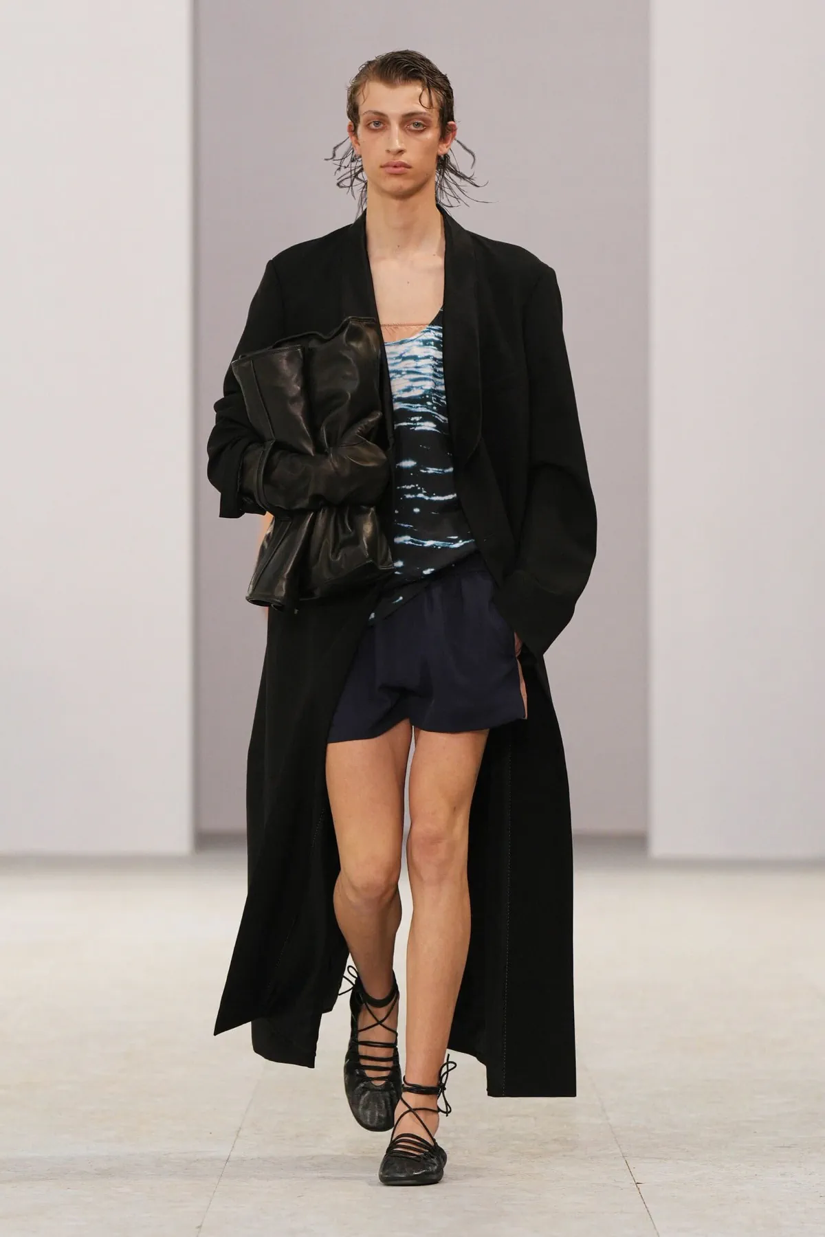 Dries Van Noten au printemps 2027, Julian Klausner signe la grâce en mouvement