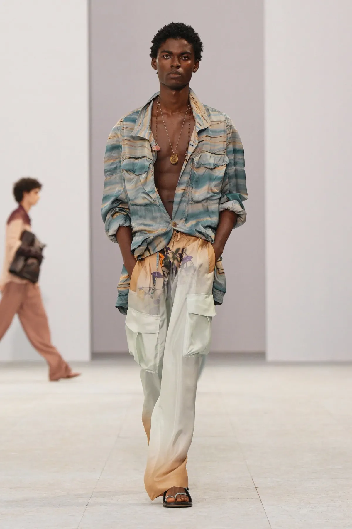 Dries Van Noten au printemps 2027, Julian Klausner signe la grâce en mouvement