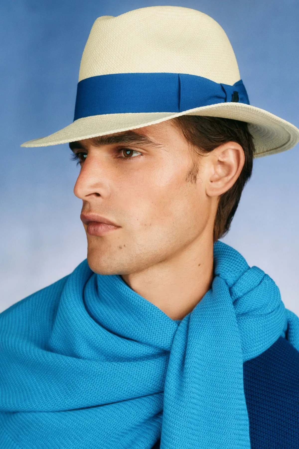 Chez dunhill, le blazer bleu devient le manifeste du printemps 2027