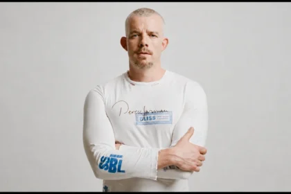 Pour célébrer la Pride 2026, ERDEM lance un t-shirt en édition limitée