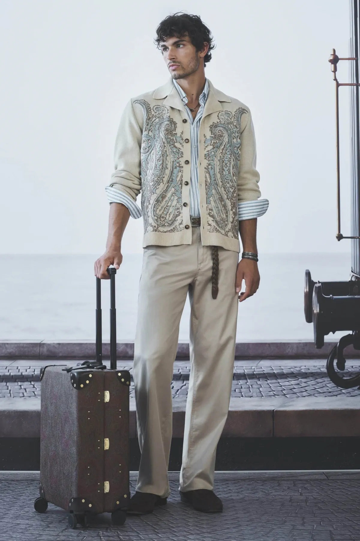 Etro printemps 2027 - Une garde-robe de voyageur suspendue entre deux destinations
