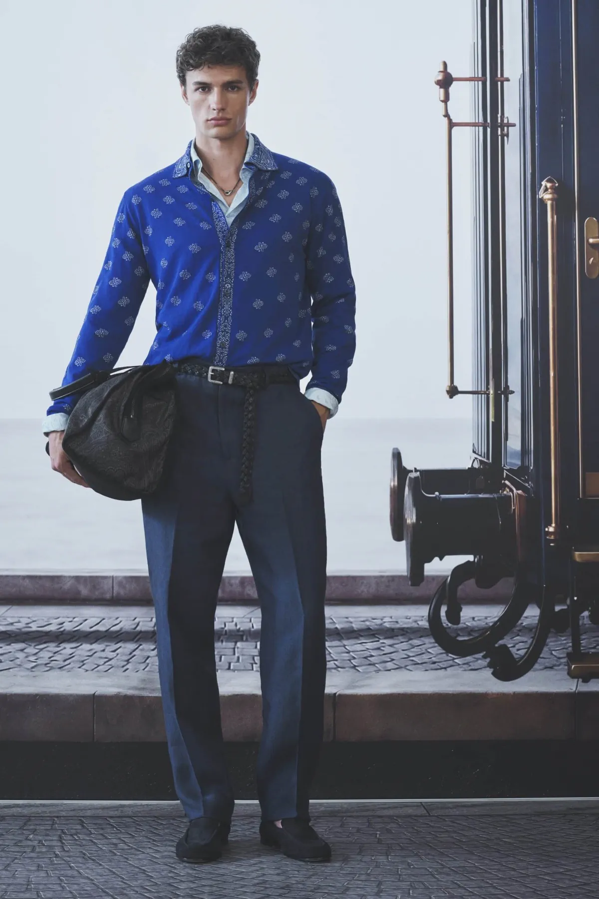 Etro printemps 2027 - Une garde-robe de voyageur suspendue entre deux destinations