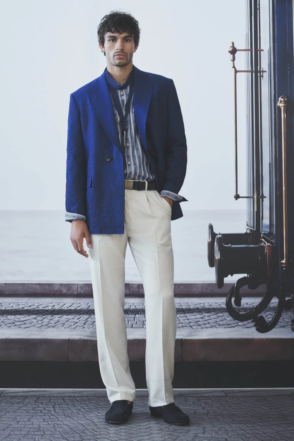 Etro printemps 2027 - Une garde-robe de voyageur suspendue entre deux destinations