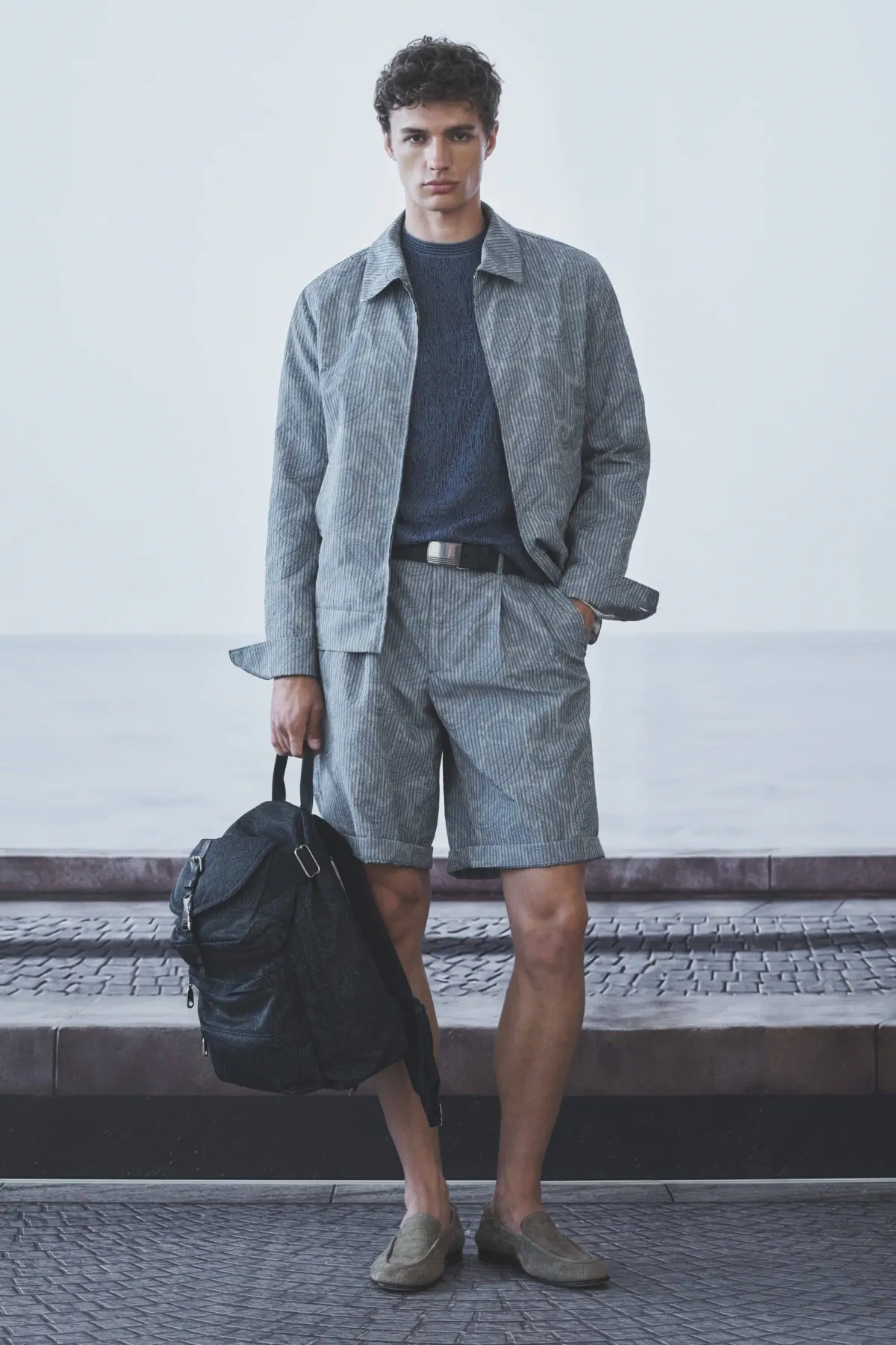 Etro printemps 2027 - Une garde-robe de voyageur suspendue entre deux destinations