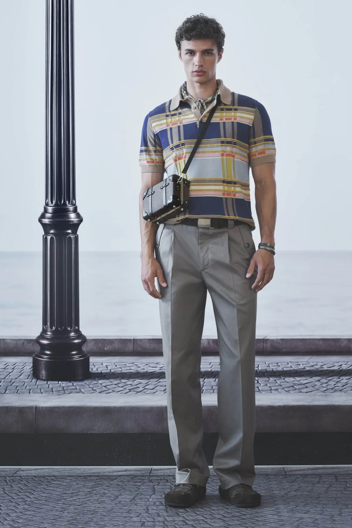 Etro printemps 2027 - Une garde-robe de voyageur suspendue entre deux destinations