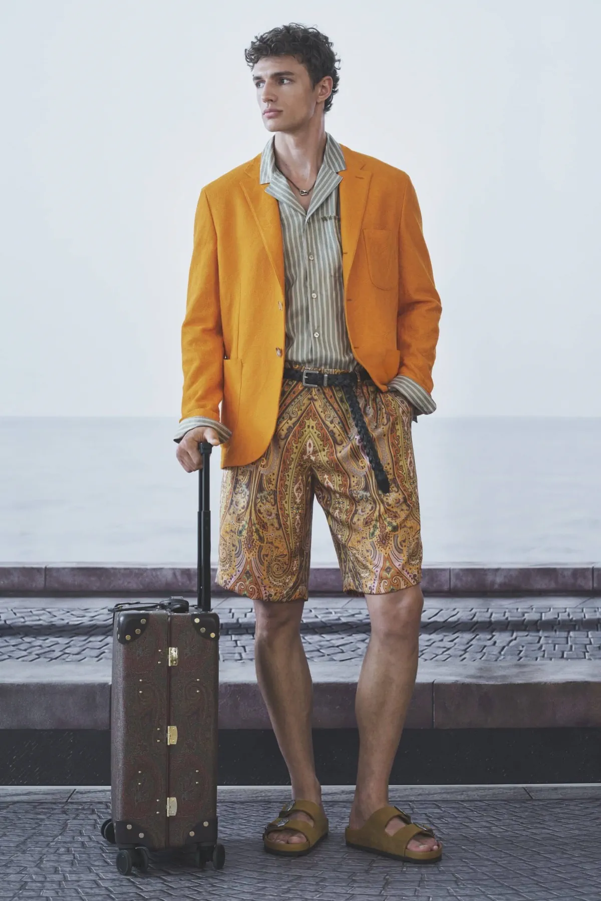 Etro printemps 2027 - Une garde-robe de voyageur suspendue entre deux destinations