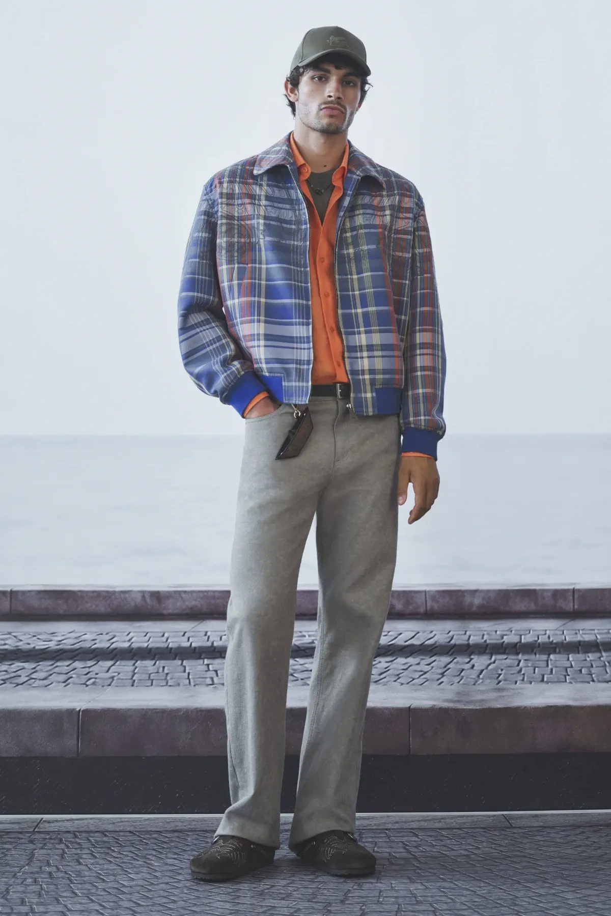 Etro printemps 2027 - Une garde-robe de voyageur suspendue entre deux destinations