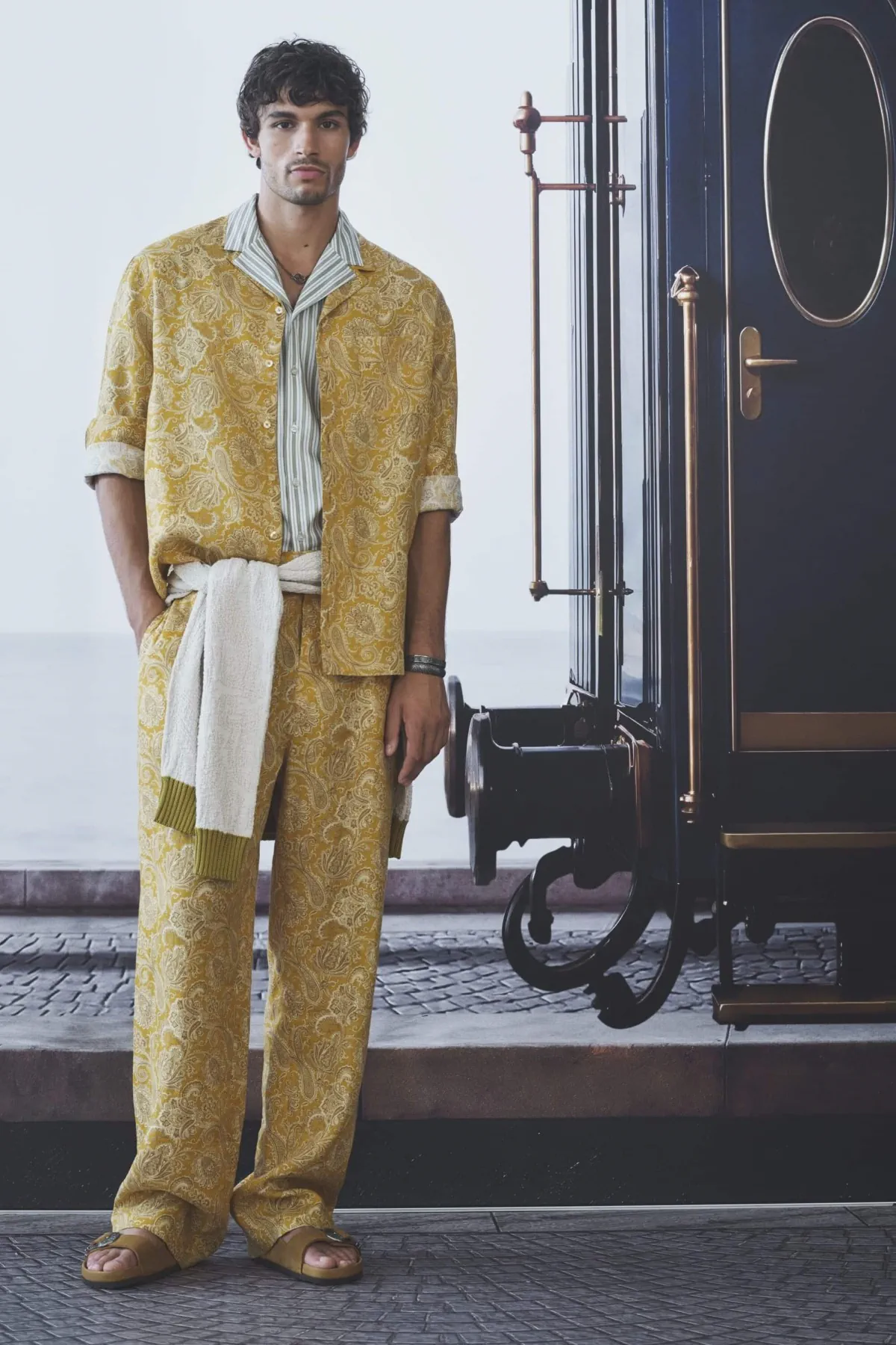 Etro printemps 2027 - Une garde-robe de voyageur suspendue entre deux destinations
