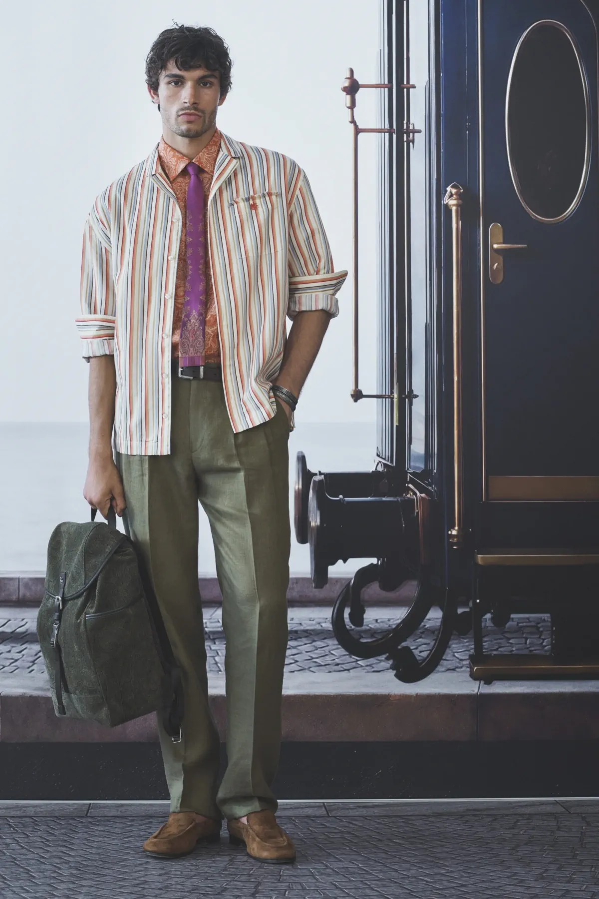 Etro printemps 2027 - Une garde-robe de voyageur suspendue entre deux destinations
