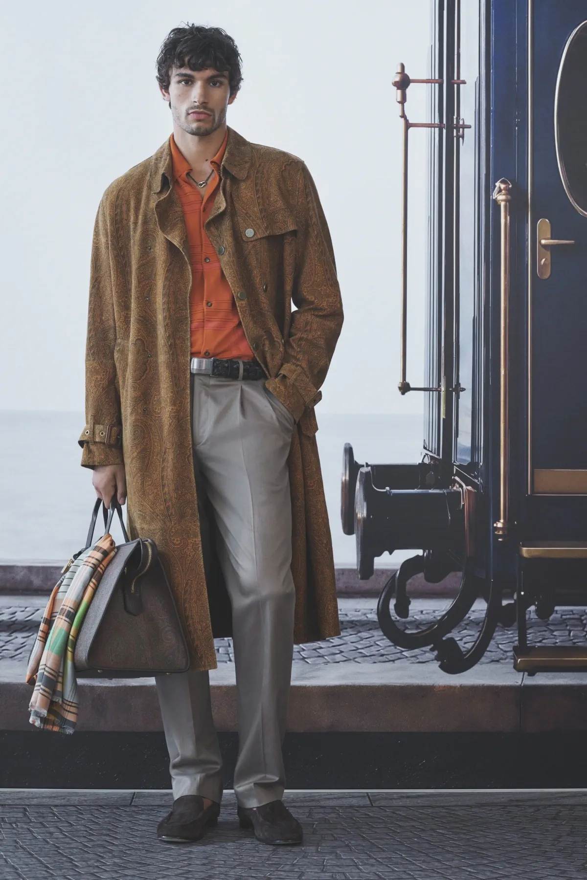 Etro printemps 2027 - Une garde-robe de voyageur suspendue entre deux destinations