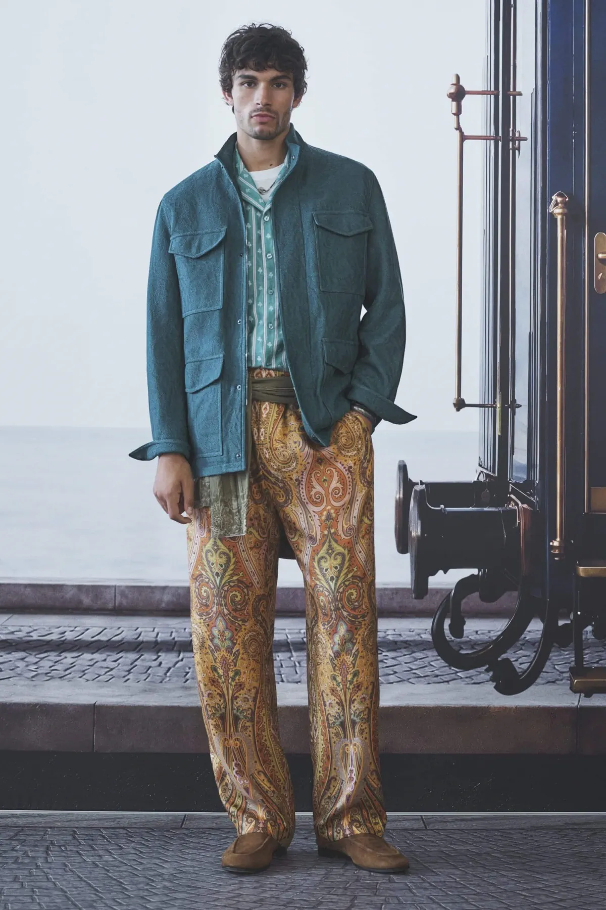 Etro printemps 2027 - Une garde-robe de voyageur suspendue entre deux destinations