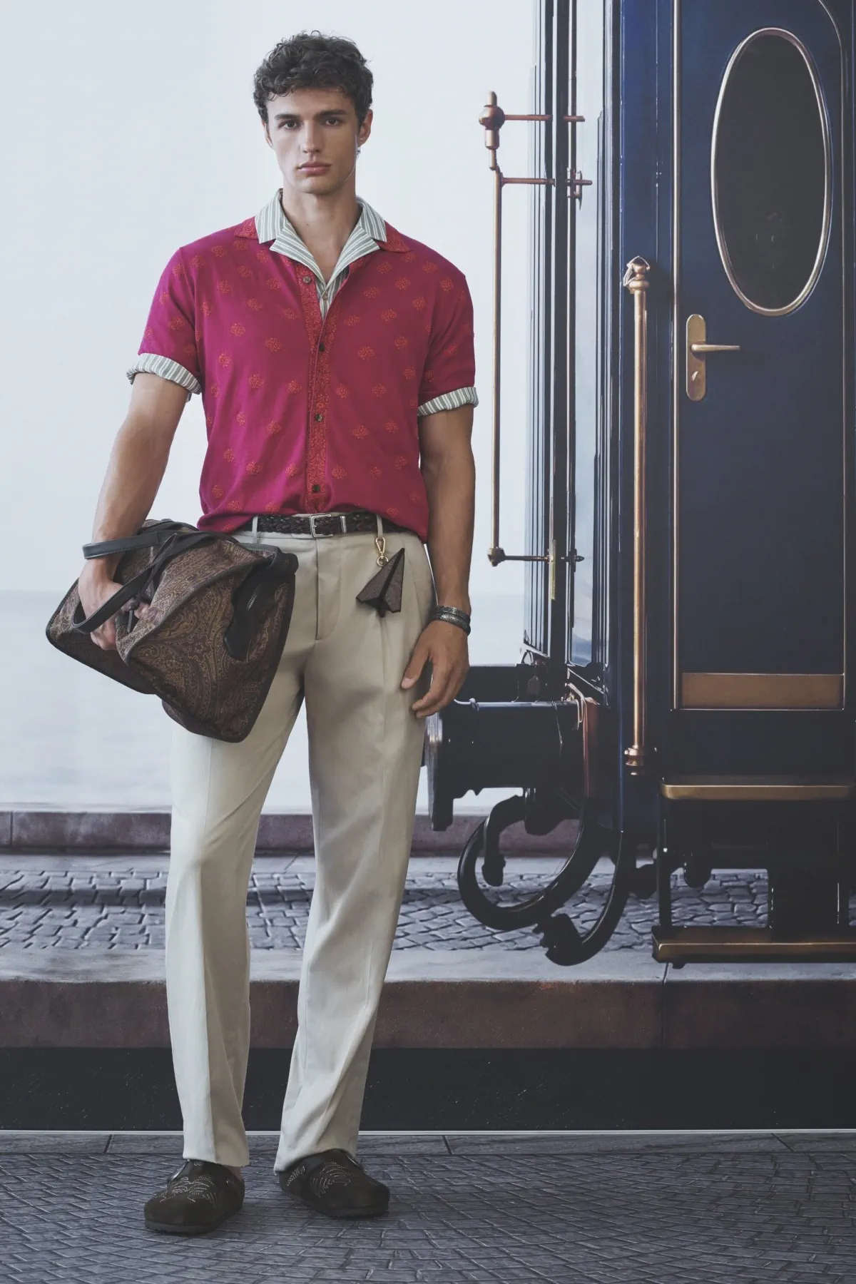 Etro printemps 2027 - Une garde-robe de voyageur suspendue entre deux destinations