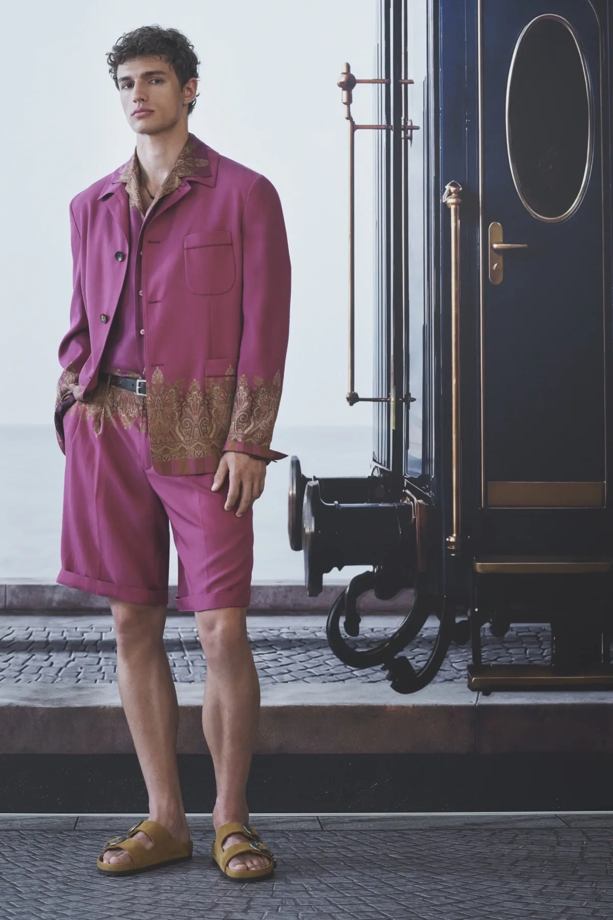 Etro printemps 2027 - Une garde-robe de voyageur suspendue entre deux destinations