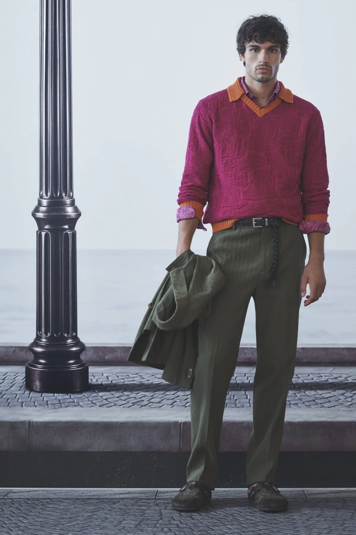 Etro printemps 2027 - Une garde-robe de voyageur suspendue entre deux destinations