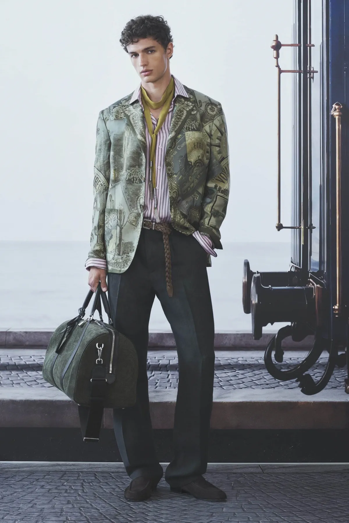 Etro printemps 2027 - Une garde-robe de voyageur suspendue entre deux destinations