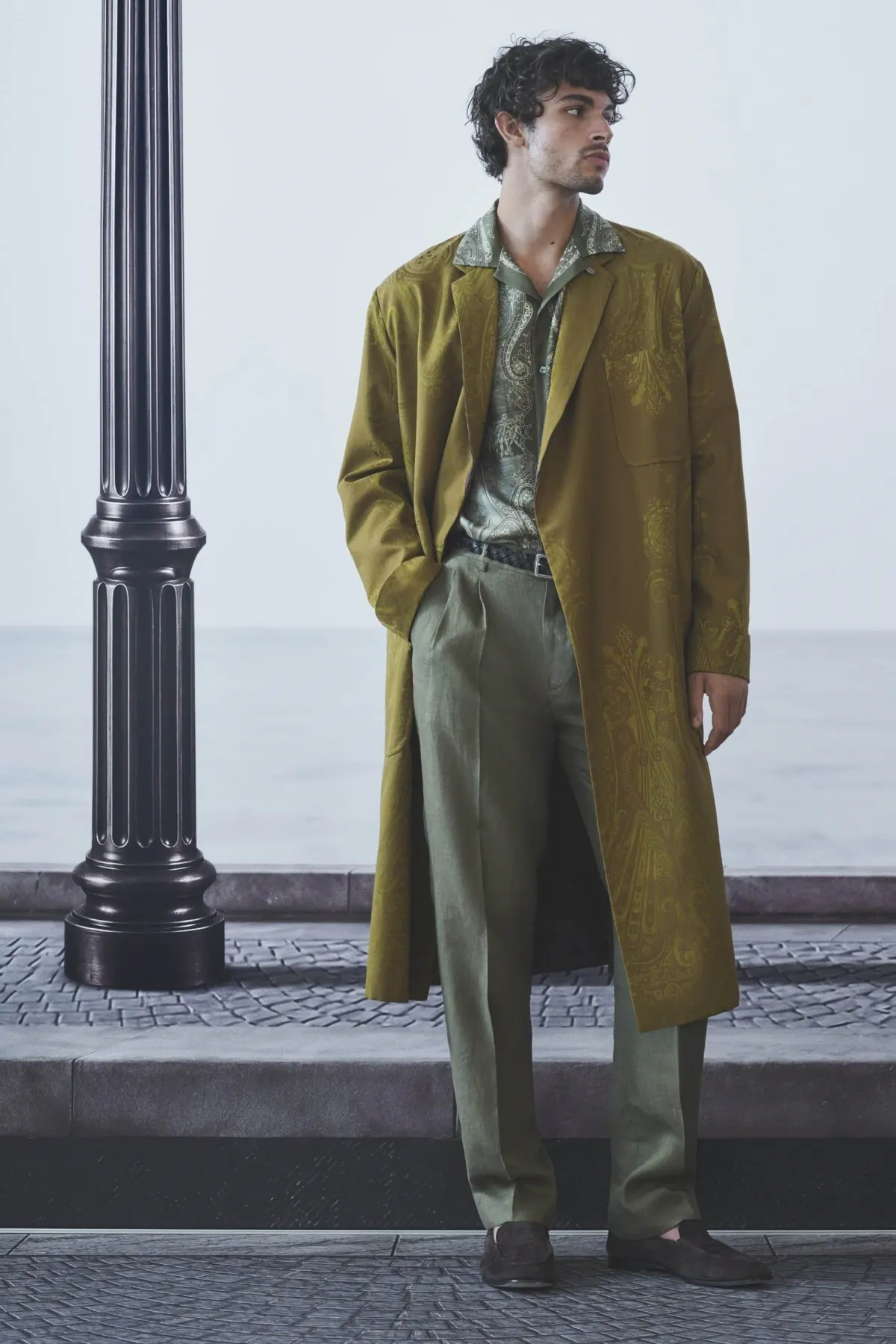 Etro printemps 2027 - Une garde-robe de voyageur suspendue entre deux destinations