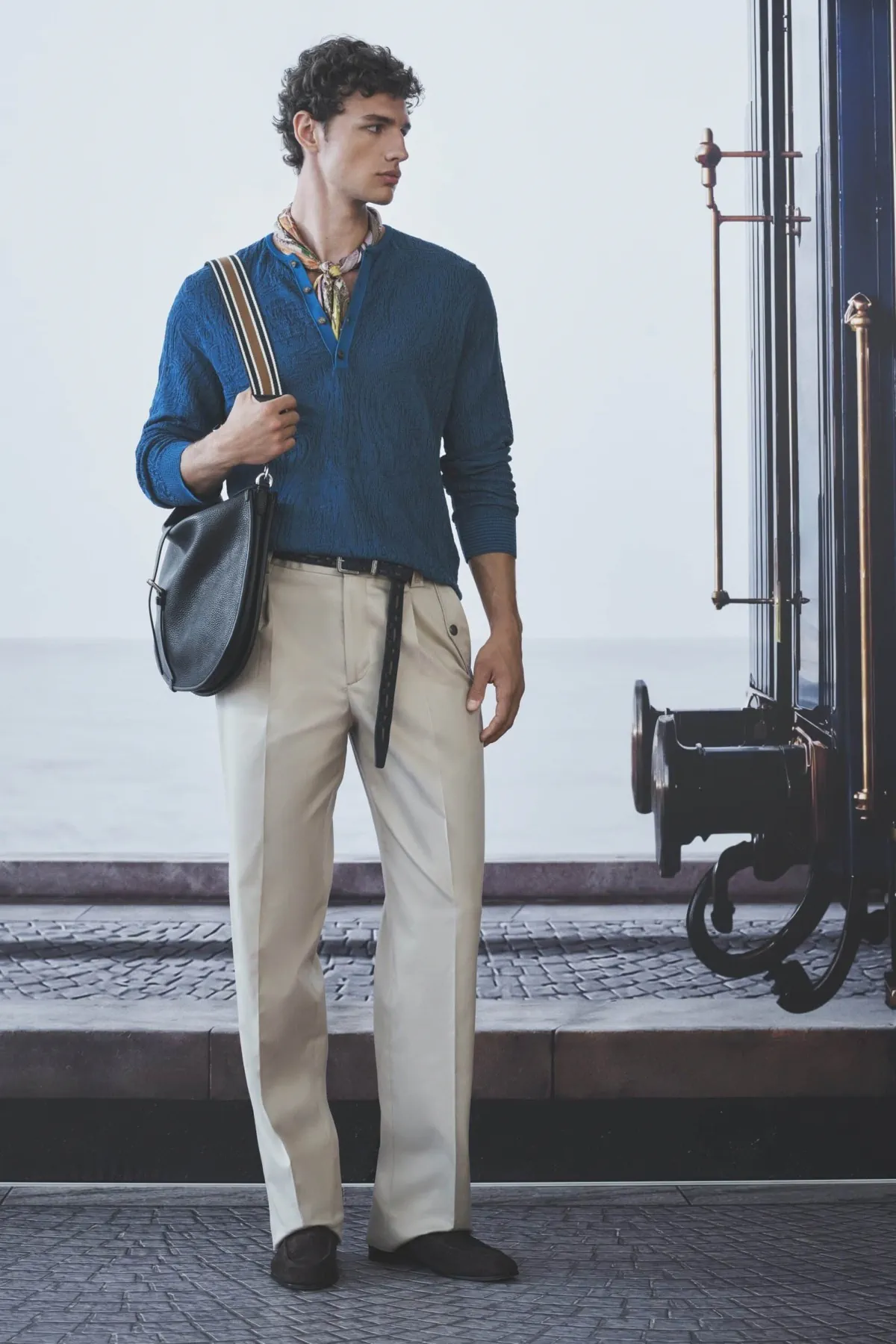 Etro printemps 2027 - Une garde-robe de voyageur suspendue entre deux destinations