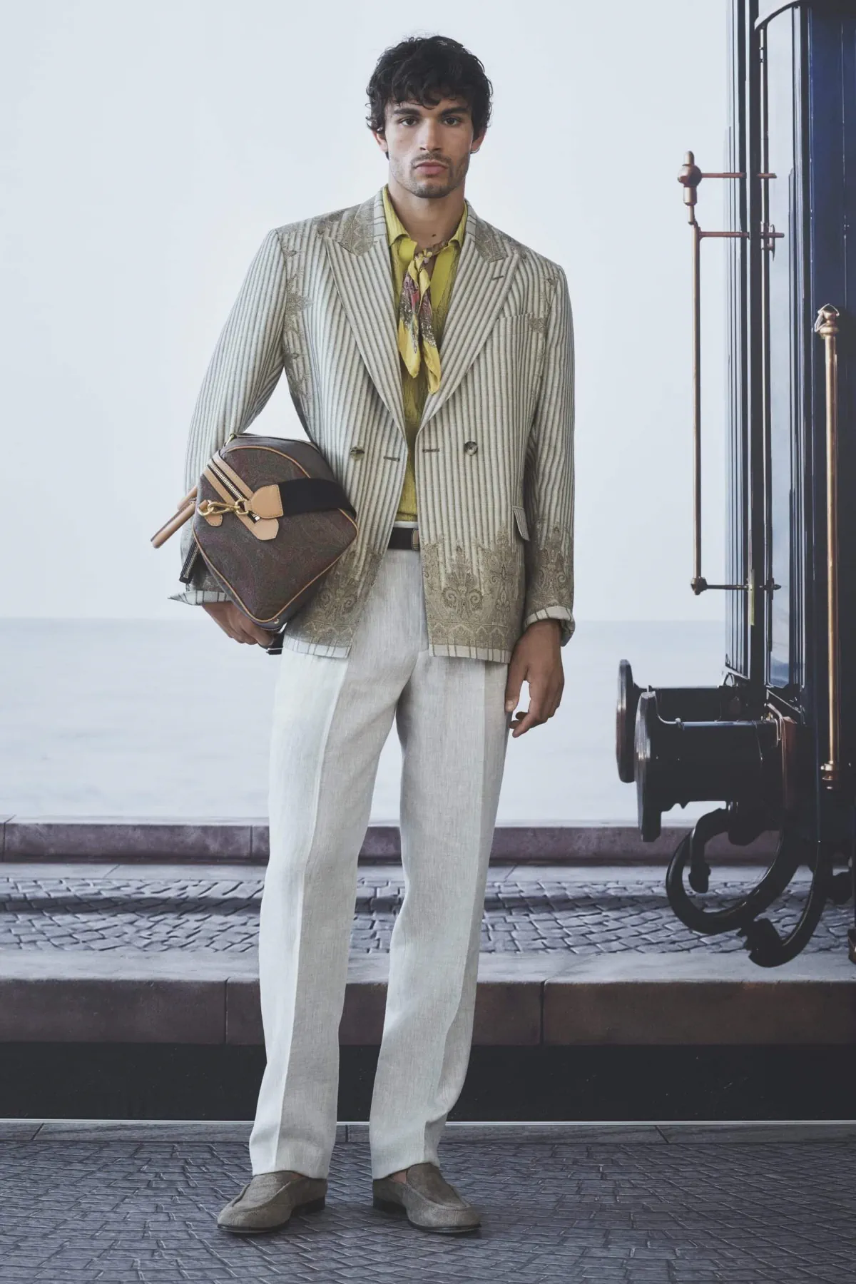 Etro printemps 2027 - Une garde-robe de voyageur suspendue entre deux destinations