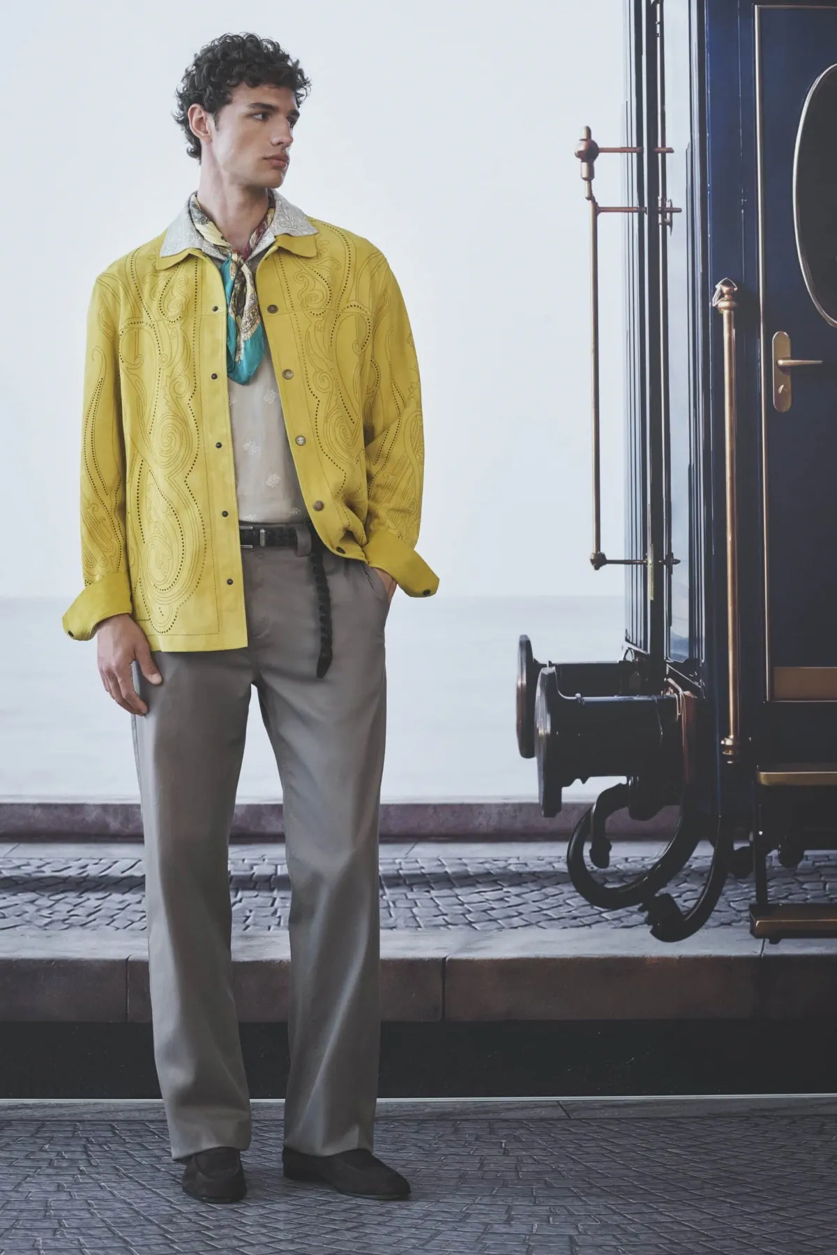 Etro printemps 2027 - Une garde-robe de voyageur suspendue entre deux destinations
