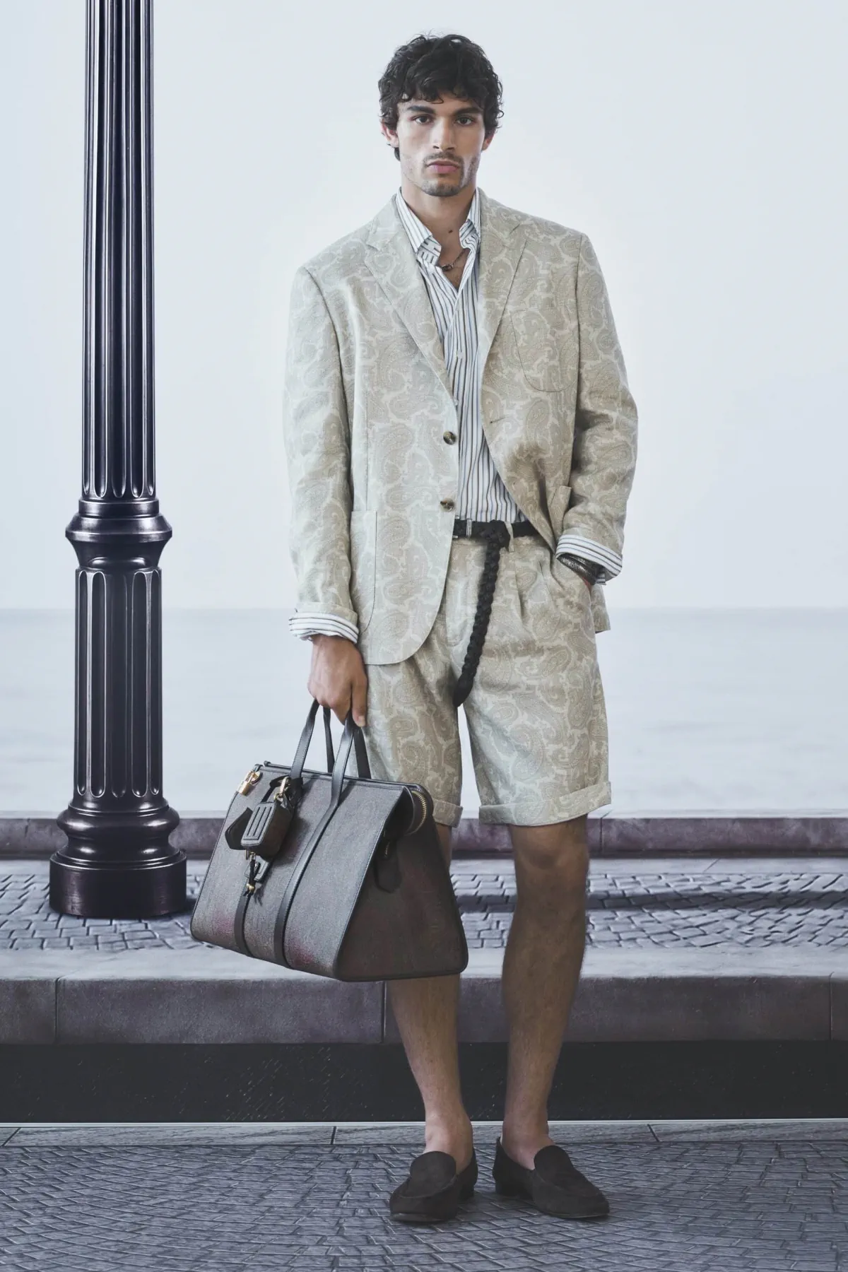 Etro printemps 2027 - Une garde-robe de voyageur suspendue entre deux destinations