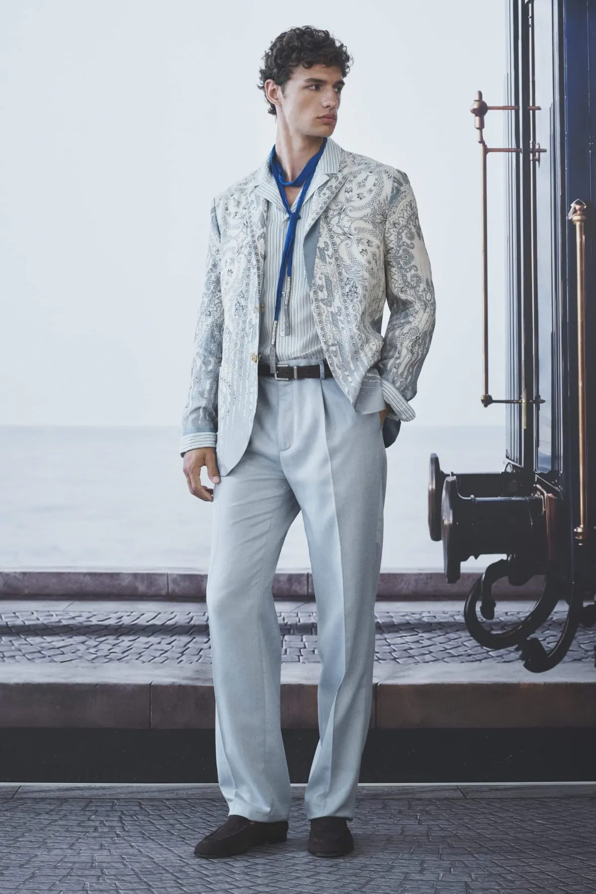 Etro printemps 2027 - Une garde-robe de voyageur suspendue entre deux destinations