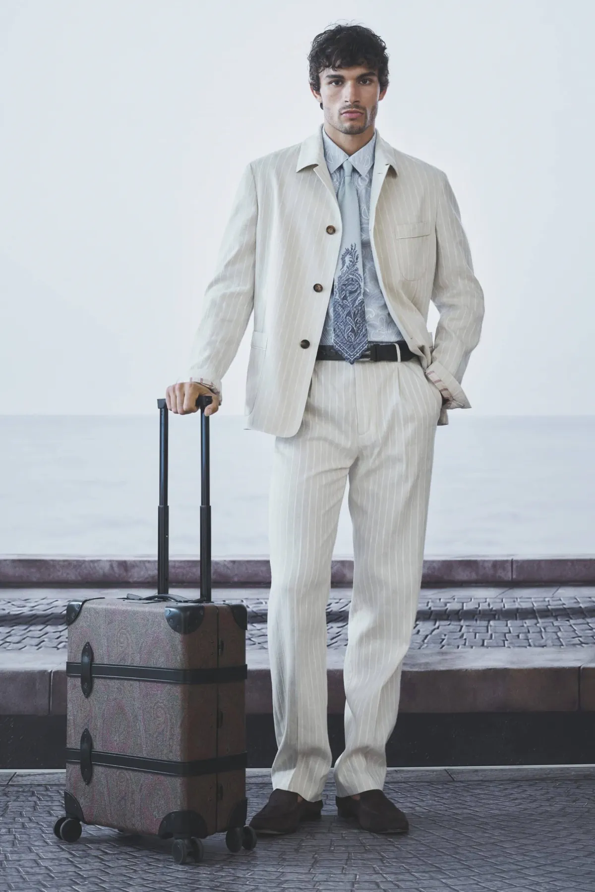 Etro printemps 2027 - Une garde-robe de voyageur suspendue entre deux destinations
