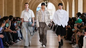 Feng Chen Wang signe un printemps 2027 où l'artisanat devient un langage universel
