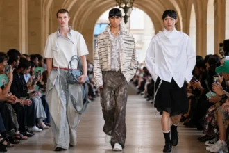 Feng Chen Wang signe un printemps 2027 où l'artisanat devient un langage universel