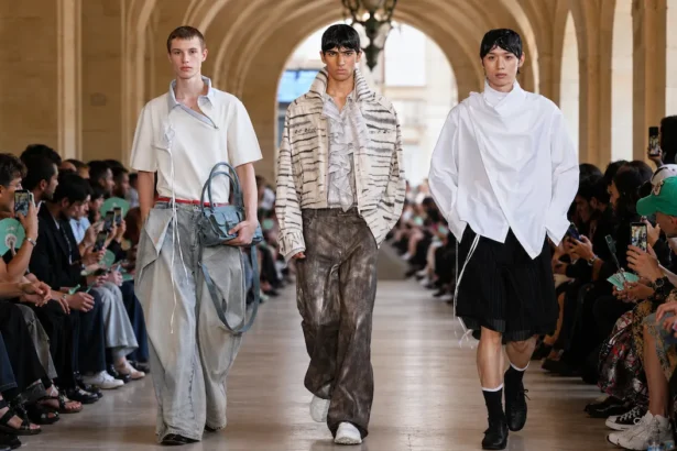 Feng Chen Wang signe un printemps 2027 où l'artisanat devient un langage universel